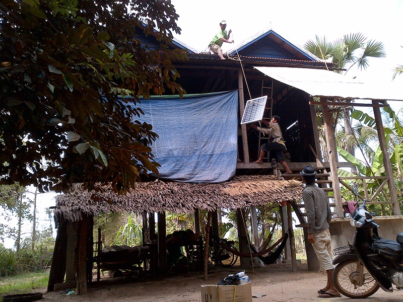Restar hogar sistemas de energía solar fuera de la red 5000 conjuntos en Camboya, julio de 2011.