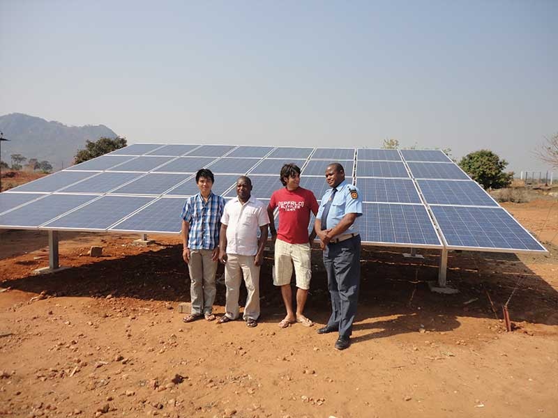 Proyecto solar de tierra fuera de la red 100KWp en Mozambique, agosto de 2012.