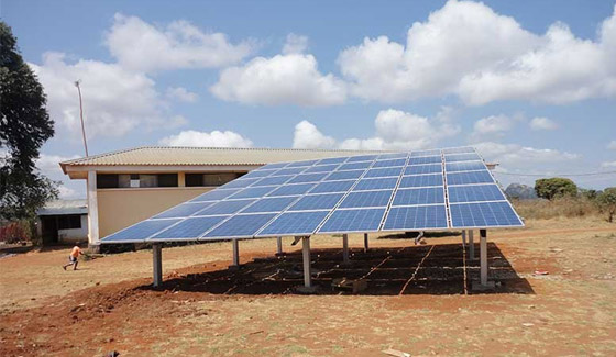 Proyecto solar de tierra fuera de la red 100KWp en Mozambique, agosto de 2012.